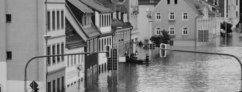 calle inundada inundación por daños lluvia seguros aseguradora reclamación