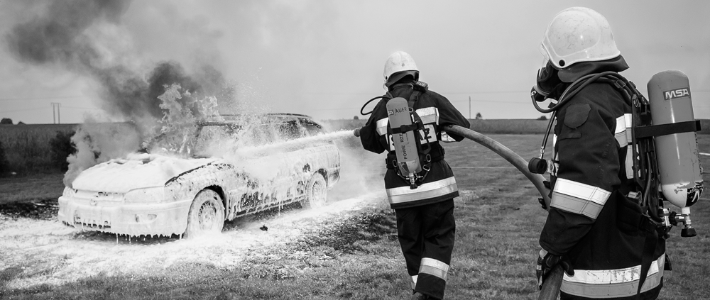 bomberos apagando incendio coche accidente seguro reclamar indemnización