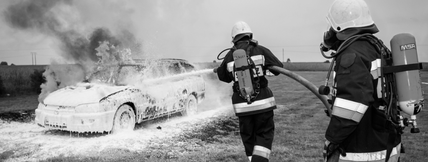 bomberos apagando incendio coche accidente seguro reclamar indemnización