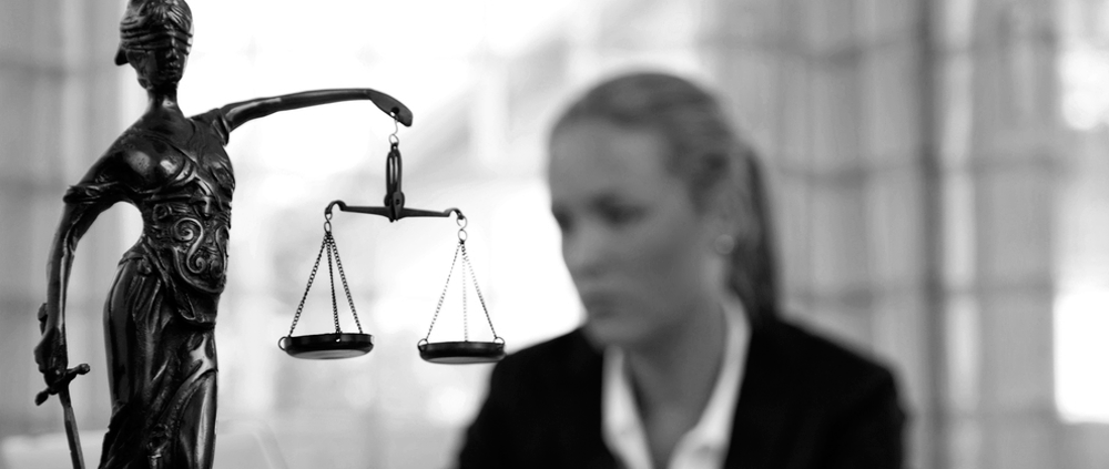 balanza justicia defensa y reclamación jurídica seguros