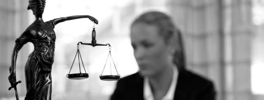 balanza justicia defensa y reclamación jurídica seguros